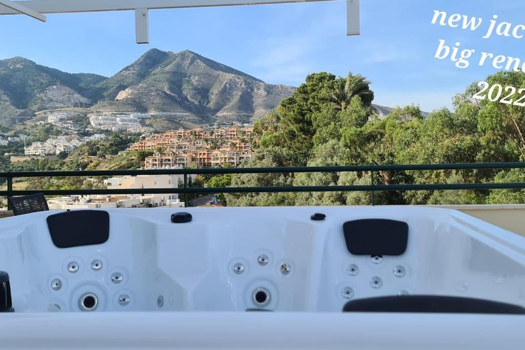 Апартаменти Luxury Penthouse With Sea&Mountain Views & Hot Tub - Tranquility & Rest Бенальмадена Екстер'єр фото