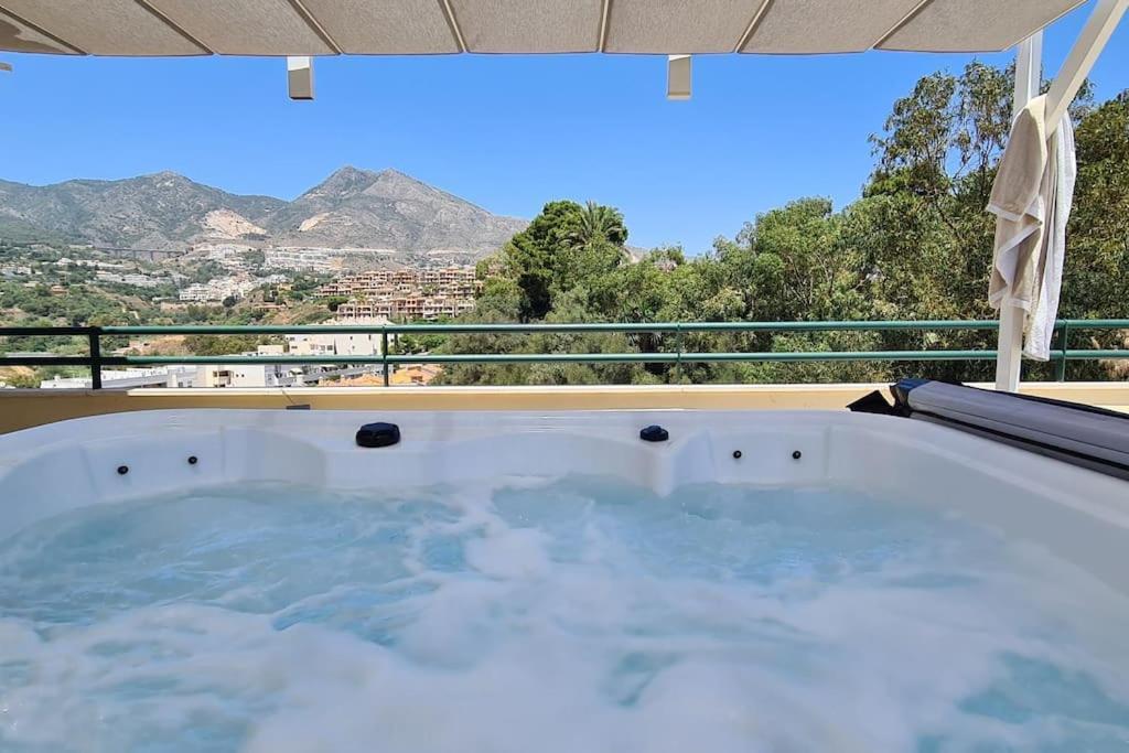 Апартаменти Luxury Penthouse With Sea&Mountain Views & Hot Tub - Tranquility & Rest Бенальмадена Екстер'єр фото